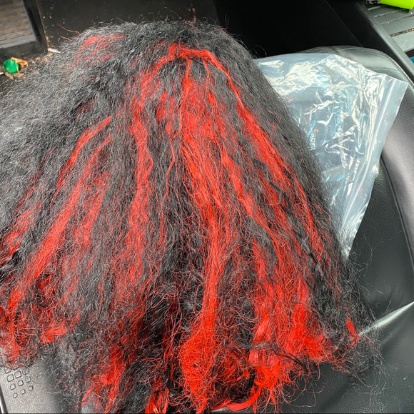 Crimped costume wig red and black - Picture 4 of 5